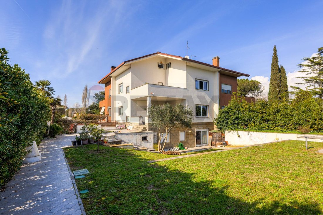 Villa in Infernetto, Rome, Lazio 2 - 18487457