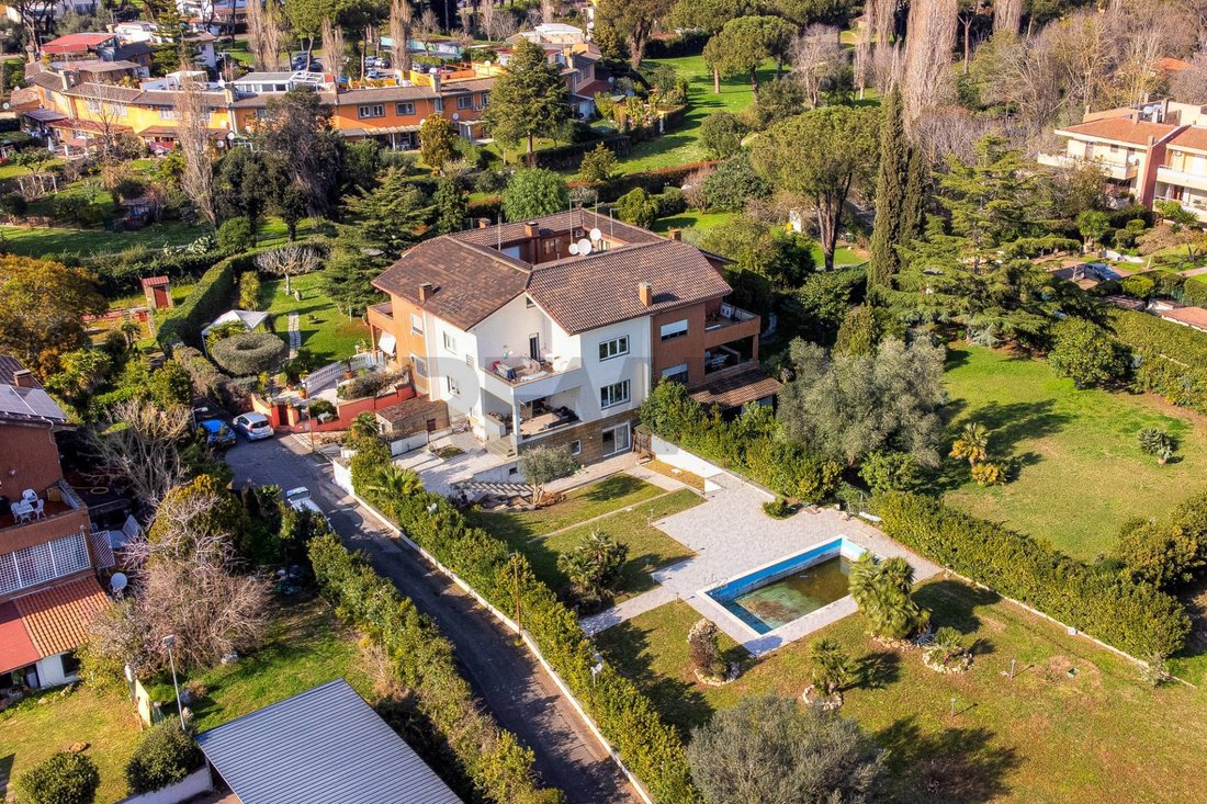 Villa in Infernetto, Rome, Lazio 1 - 18487457