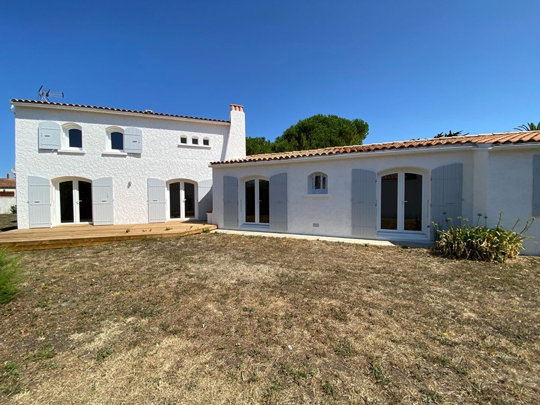 House in La Bree-les-Bains, Nouvelle-Aquitaine, France 1 - 18483576