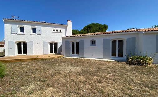 House in La Bree-les-Bains, Nouvelle-Aquitaine, France 1
