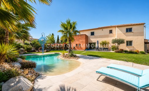 House in Saint-Mitre-les-Remparts, Provence-Alpes-Côte d'Azur, France 1
