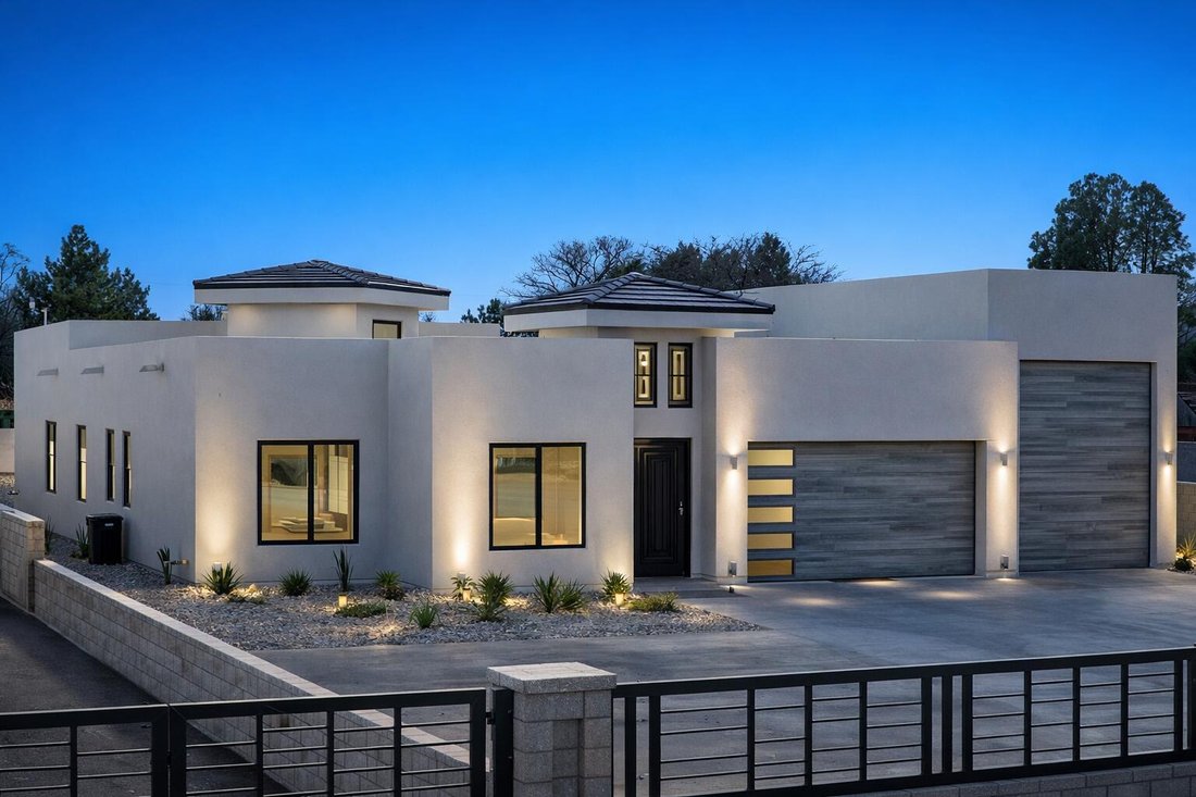 House in Los Ranchos de Albuquerque, New Mexico, United States 1 - 18485569
