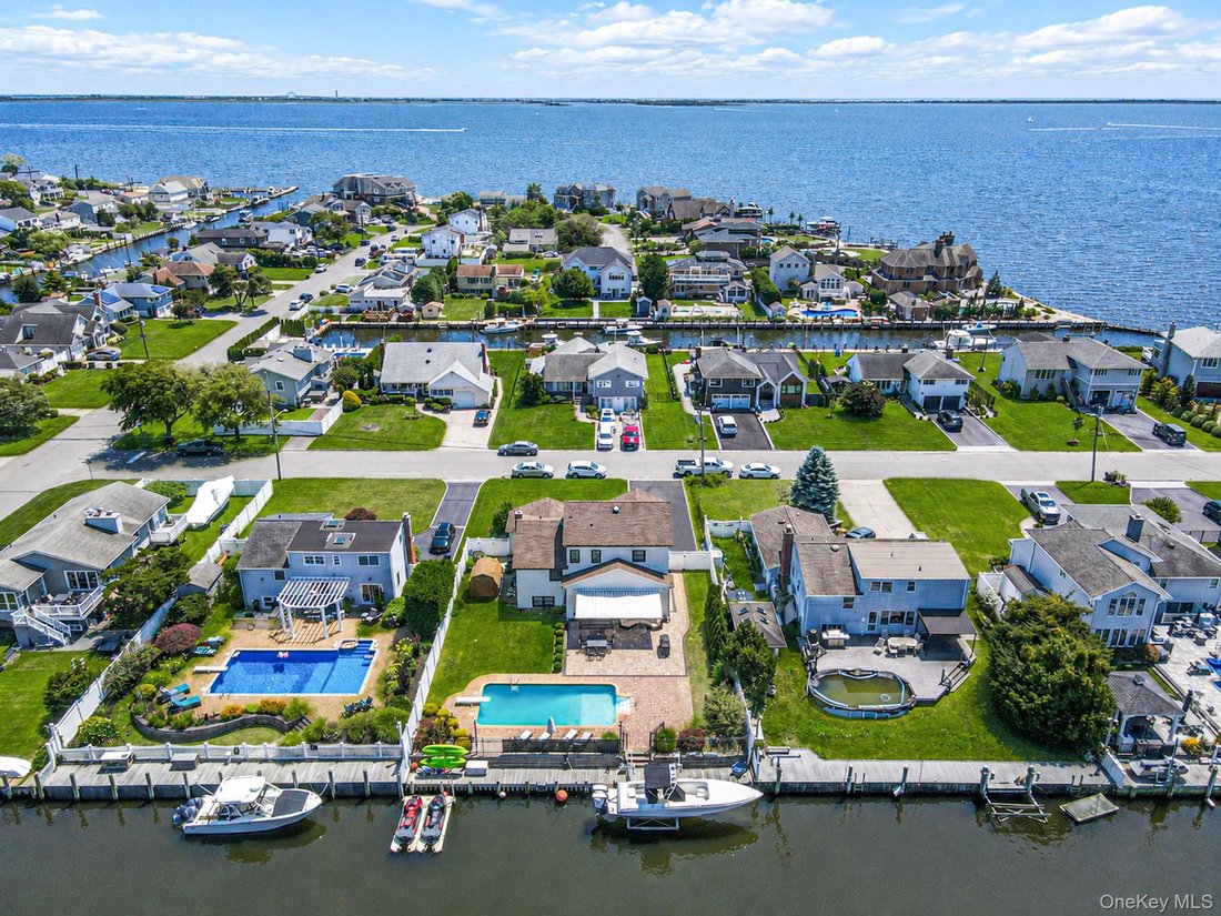 House in West Islip, New York, United States 1 - 18483074