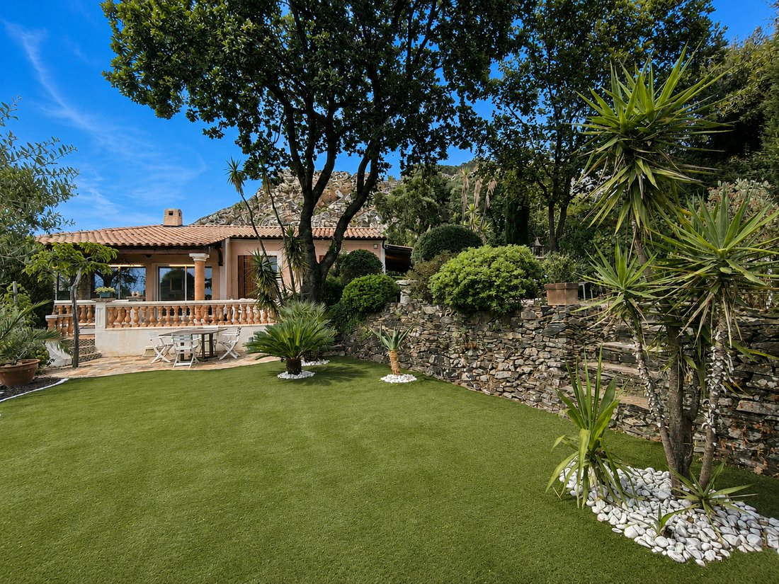 House in Hyeres, Provence-Alpes-Côte d'Azur, France 1 - 18485772