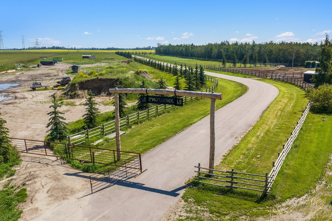 Edmonton, Alberta, Canada 3 - 17785767