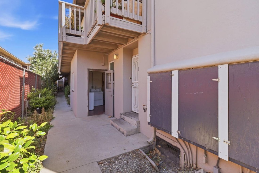 Redwood City, California, United States 5 - 18485721