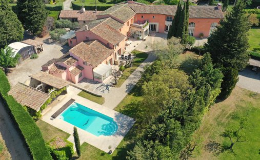 Castle in Loriol-du-Comtat, Provence-Alpes-Côte d'Azur, France 1