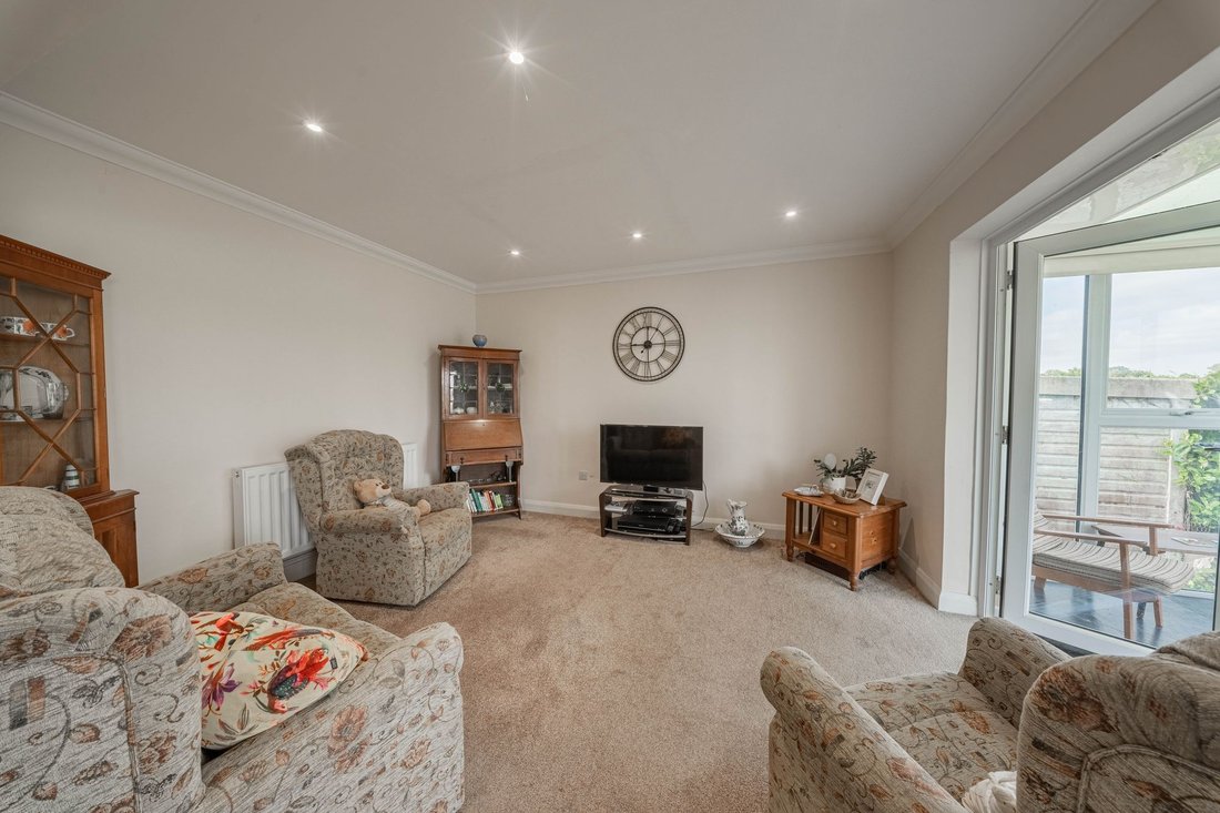 Bungalow in Haywards Heath, England 4 - 18484181