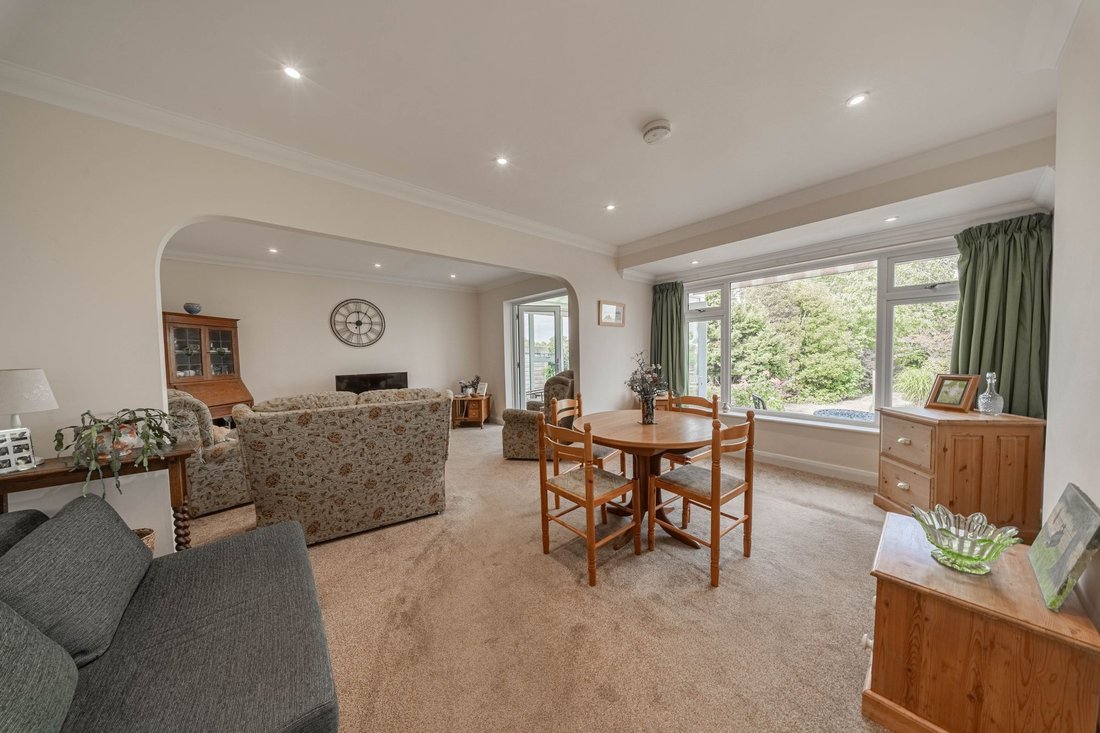 Bungalow in Haywards Heath, England 5 - 18484181