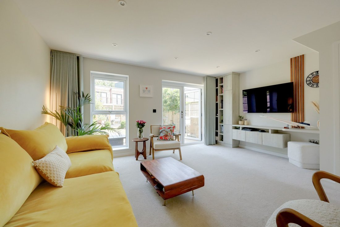 House in Burgess Hill, England 3 - 18484177