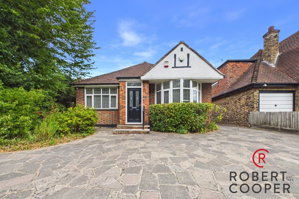Bungalow in Pinnerwood Park, Hillingdon, England 1 - 18487946