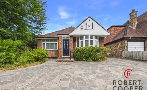 Bungalow in Pinnerwood Park, Hillingdon, England 1
