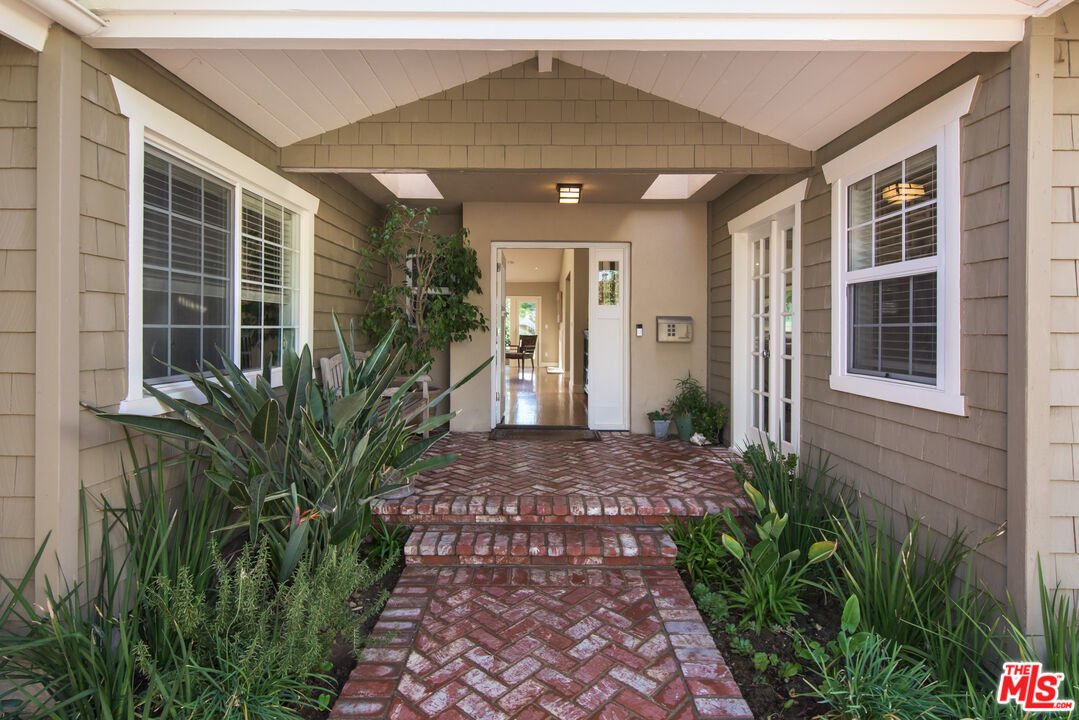 Los Angeles, California, United States 3 - 18486732