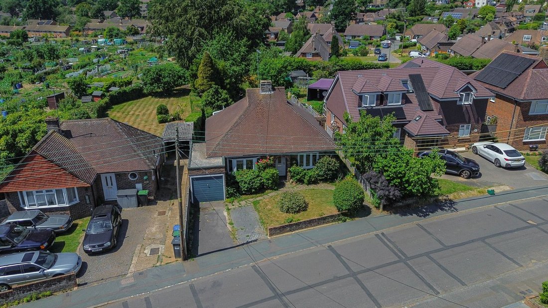 Bungalow in Haywards Heath, England 2 - 18484181