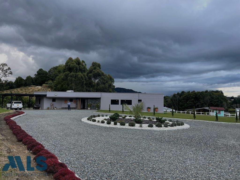 Finca in El Carmen, Carmen de Viboral, Colombia 1 - 18488470