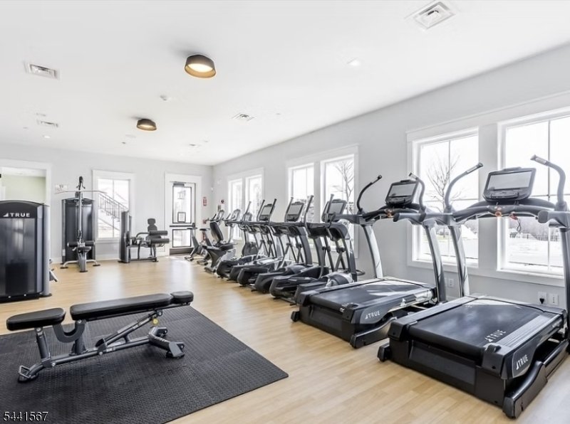 Condo in Cedar Grove, New Jersey, United States 4 - 18488327