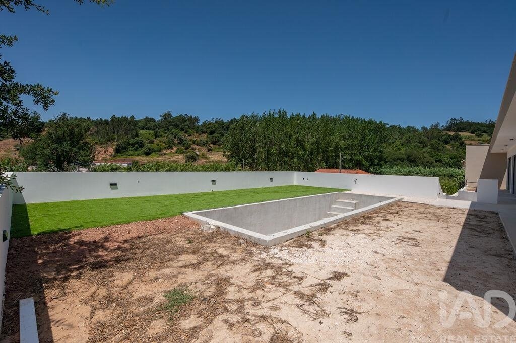 Townhouse in Alvorninha, Leiria District, Portugal 2 - 18489229