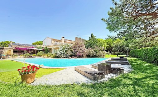 Country House in Fontvieille, Provence-Alpes-Côte d'Azur, France 1