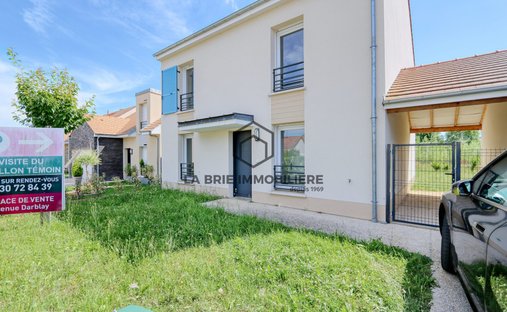 House in Centre Ville, Mennecy, France 1