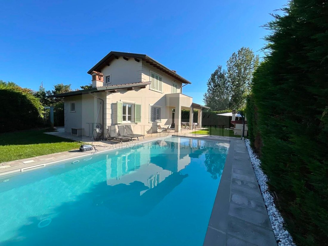 Villa in Camaiore, Tuscany, Italy 1 - 18489968