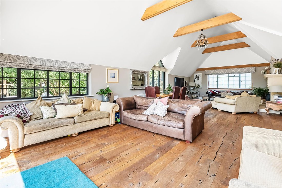 House in Surrey, England 5 - 18489865