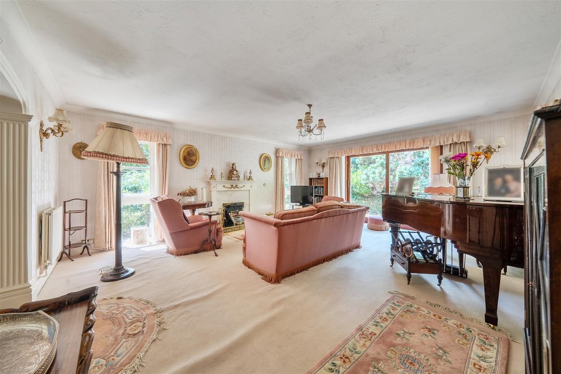 Bungalow in Almshouse Common, Beacon Hill, England 2 - 18489805