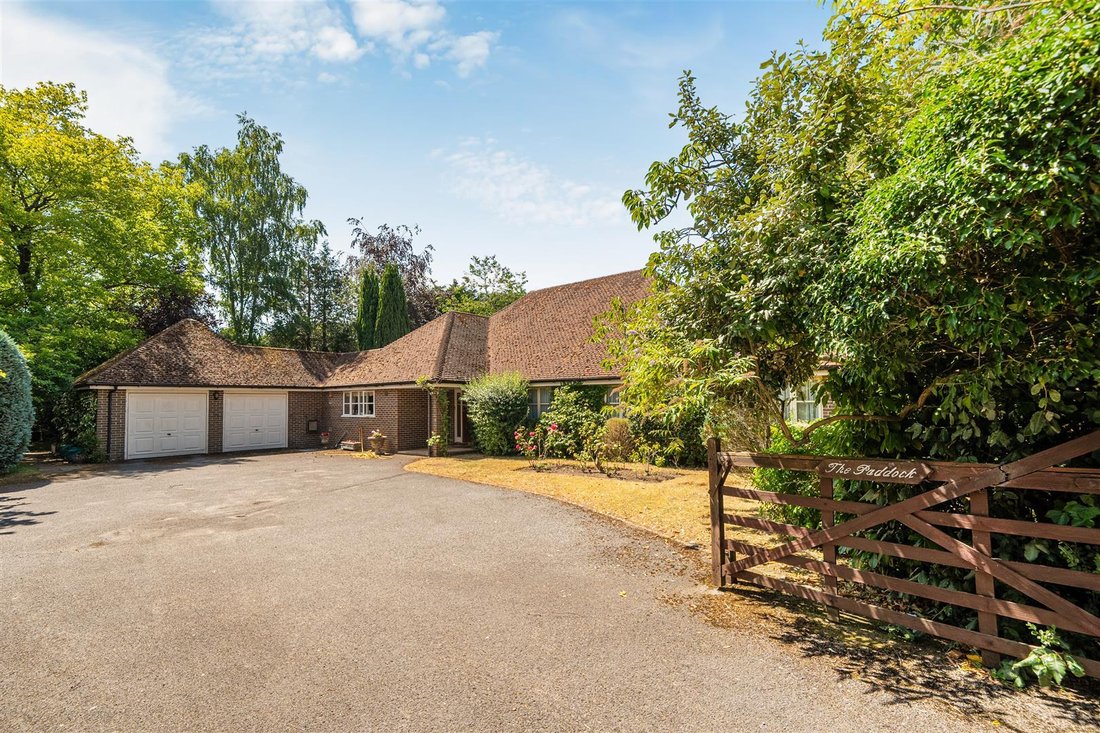 Bungalow in Almshouse Common, Beacon Hill, England 5 - 18489805