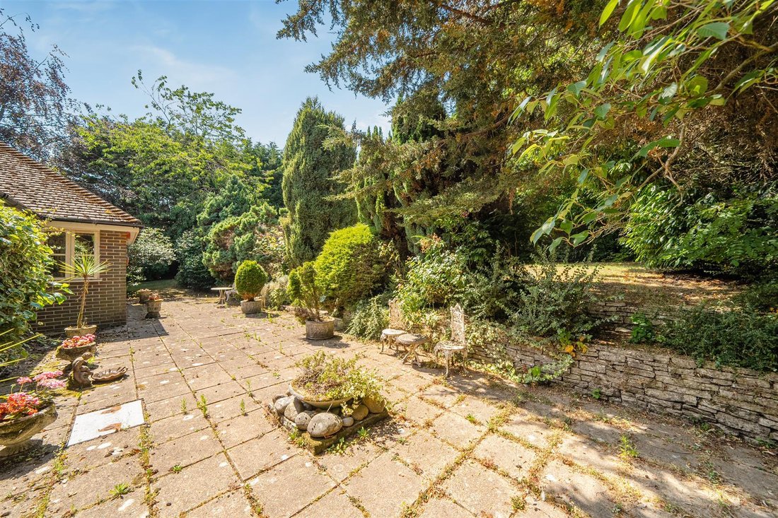 Bungalow in Almshouse Common, Beacon Hill, England 4 - 18489805