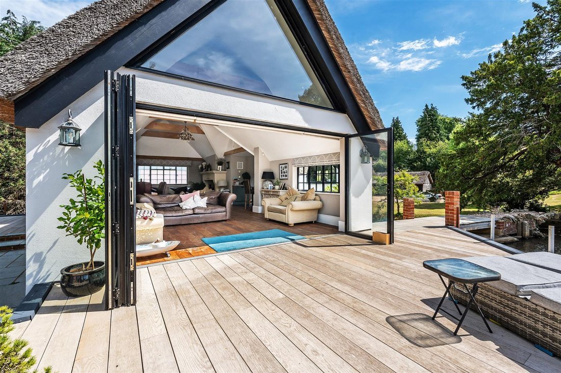 House in Surrey, England 4 - 18489865