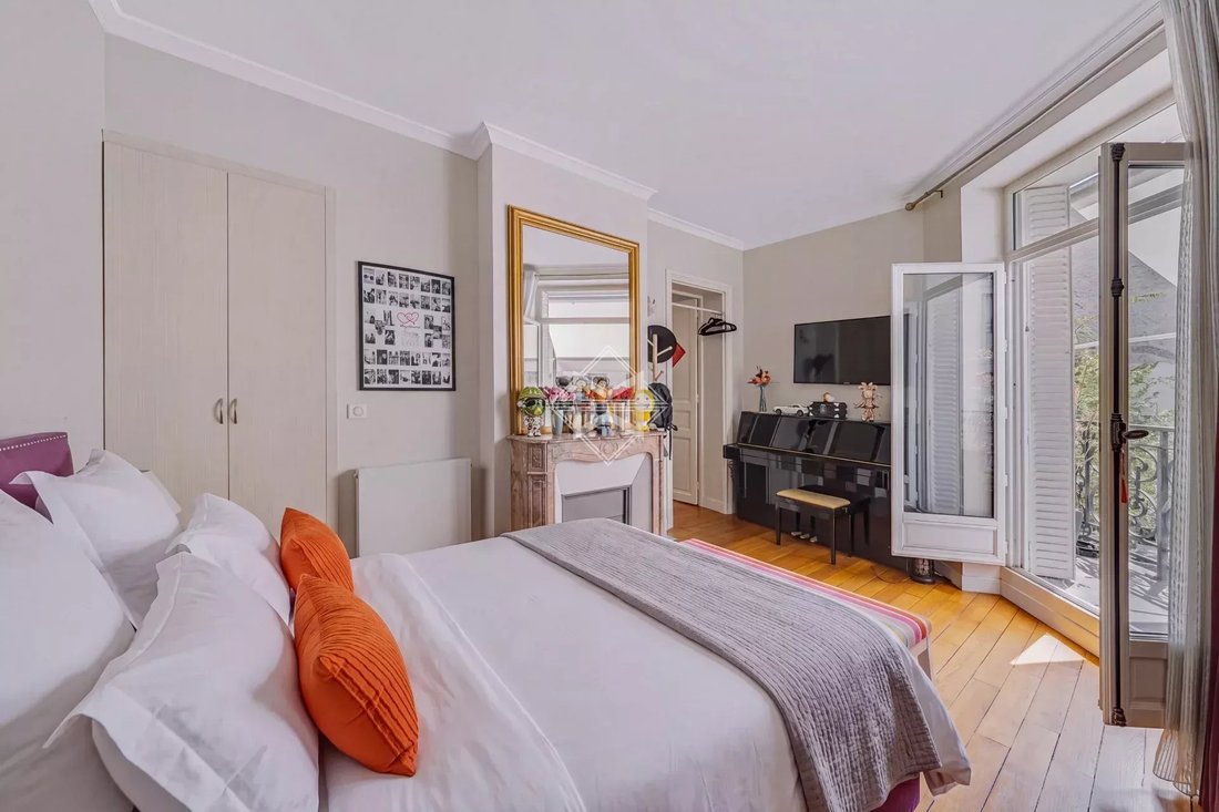 Apartment in Saint Thomas d'Aquin, Paris 7e Arrondissement, Paris 4 - 18491977