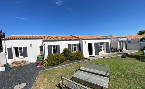 House in Saint-Denis-d'Oleron, Nouvelle-Aquitaine, France 1
