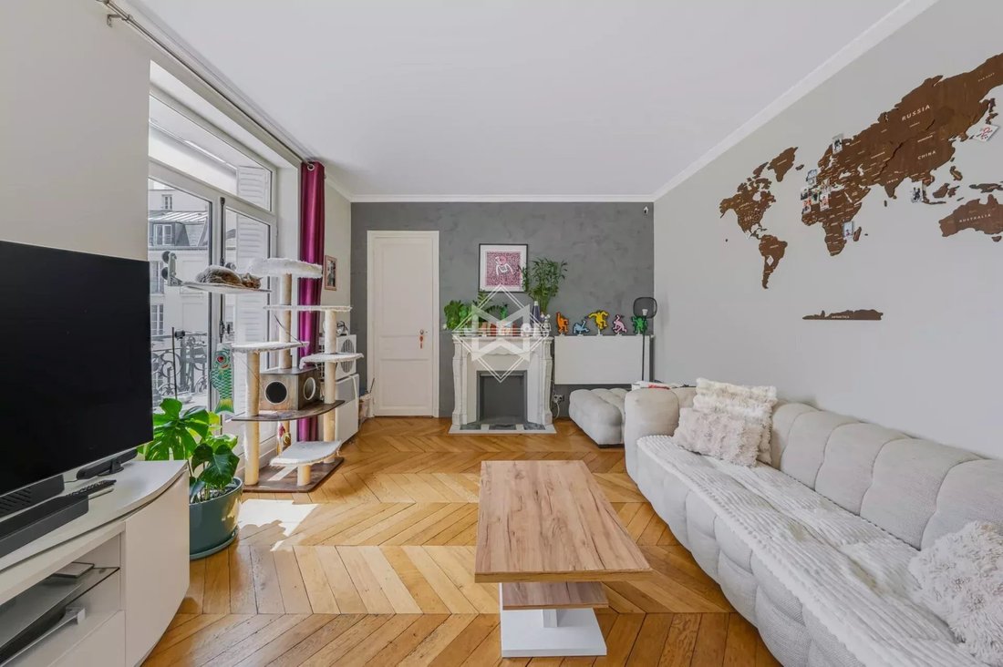 Apartment in Saint Thomas d'Aquin, Paris 7e Arrondissement, Paris 3 - 18491977