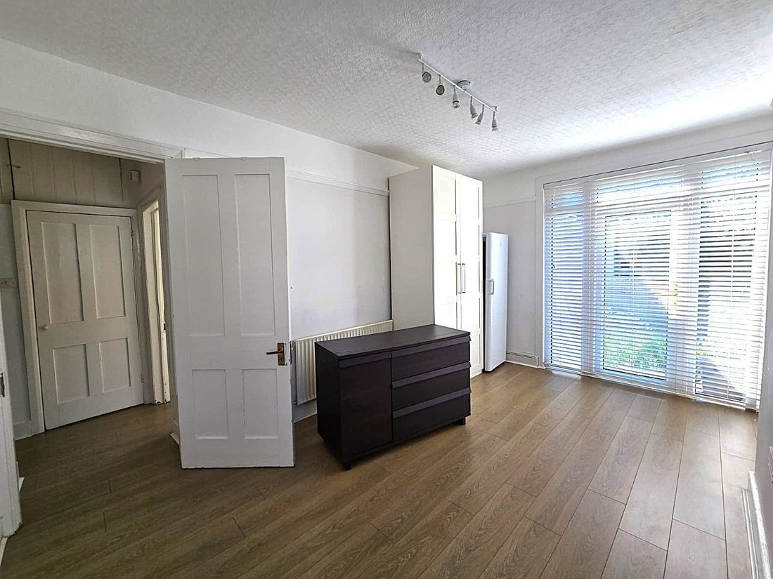 House in Brent Cross, Barnet, England 5 - 18489790