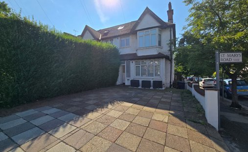House in Brent Cross, Barnet, England 1