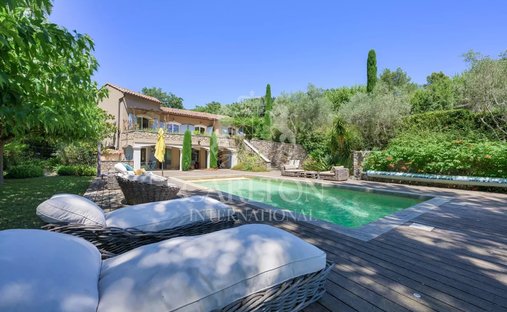 Villa in Châteauneuf-Grasse, Provence-Alpes-Côte d'Azur, France 1