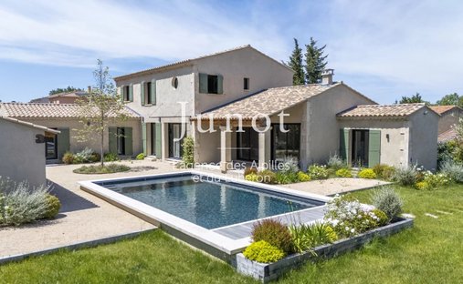 Country House in Saint-Rémy-de-Provence, Provence-Alpes-Côte d'Azur, France 1
