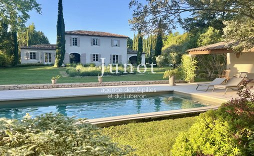 Country House in Saint-Rémy-de-Provence, Provence-Alpes-Côte d'Azur, France 1