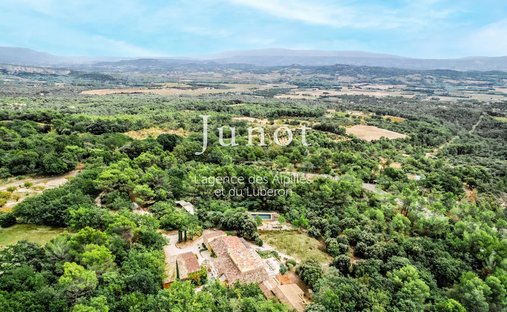 Country House in Gordes, Provence-Alpes-Côte d'Azur, France 1
