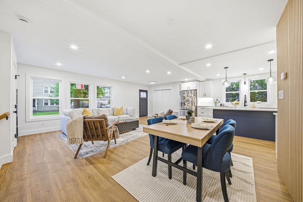 Condo in Newton, Massachusetts, United States 1 - 18416423