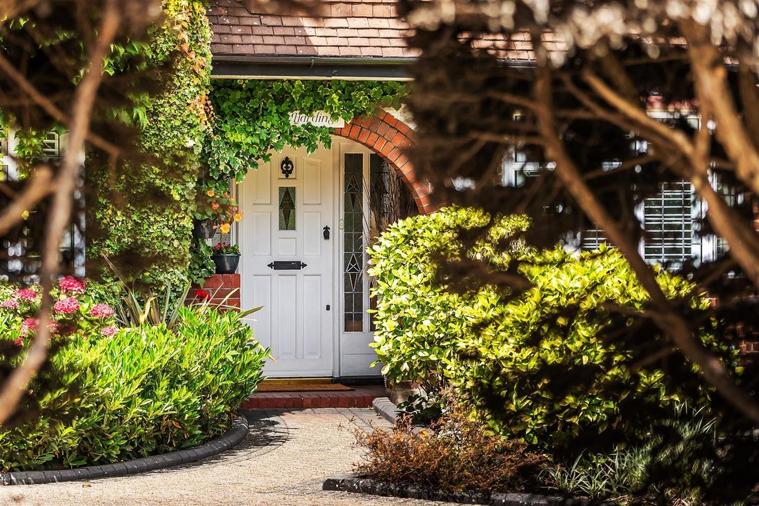 House in Epsom and Ewell, England 2 - 18257356