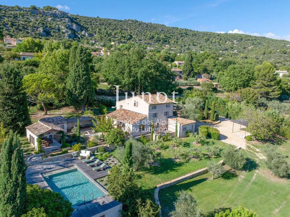 Villa in Saint-Saturnin-lès-Apt, Provence-Alpes-Côte d'Azur, France 1 - 16991062