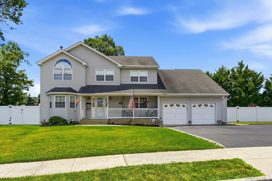 House in Bethpage, New York, United States 1 - 18493573