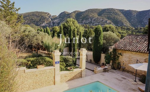 Country House in Maubec, Provence-Alpes-Côte d'Azur, France 1