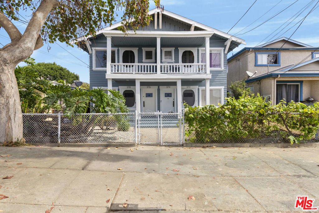 Los Angeles, California, United States 1 - 18494413