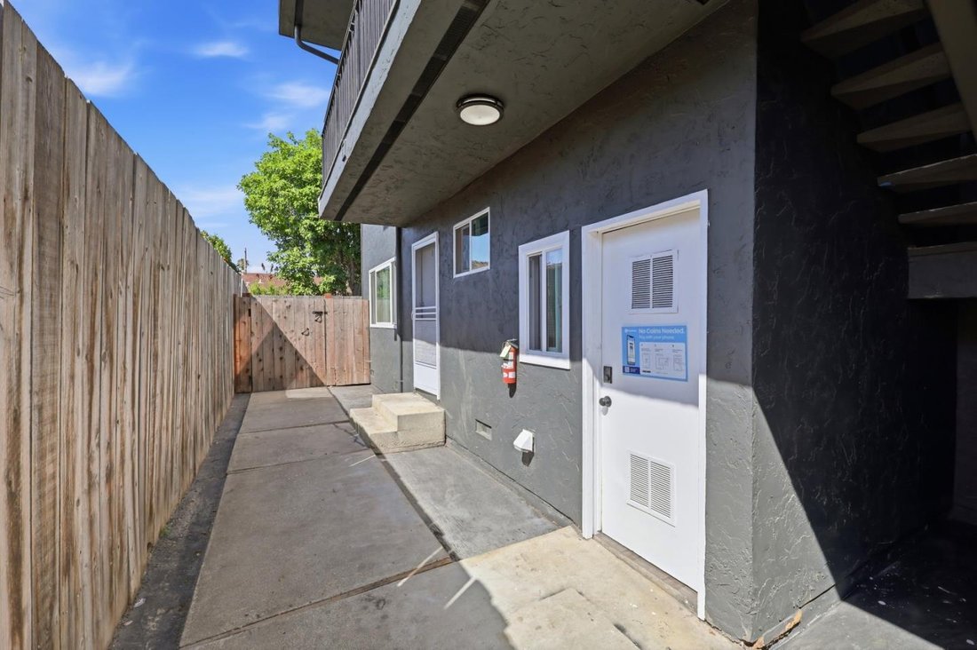 Redwood City, California, United States 3 - 18493199