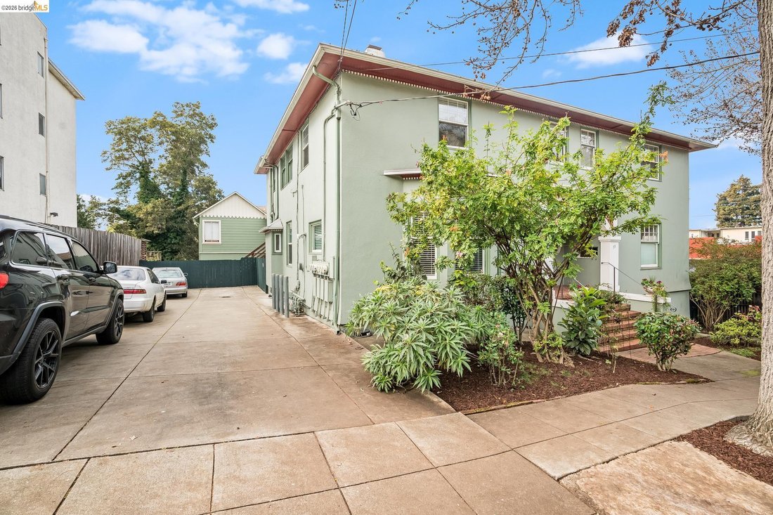 Oakland, California, United States 3 - 18493173