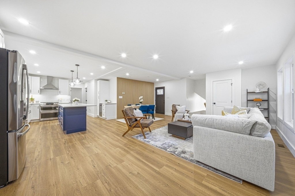 Condo in Newton, Massachusetts, United States 4 - 18416423