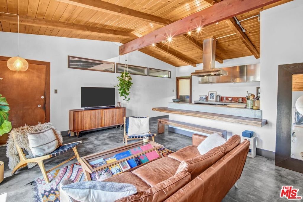 Los Angeles, California, United States 4 - 18494418