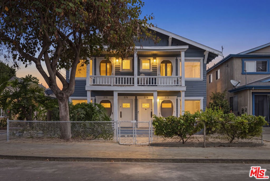 Los Angeles, California, United States 2 - 18494413
