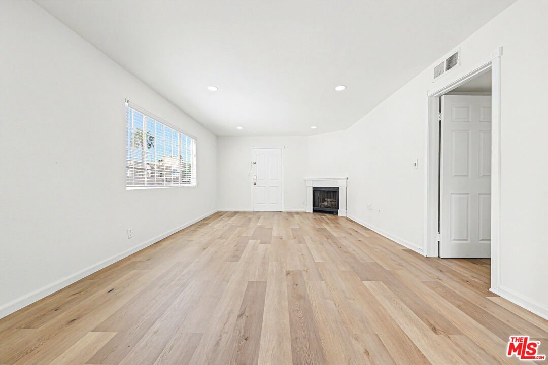 Los Angeles, California, United States 4 - 18495084